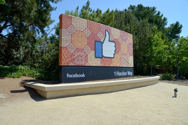 Facebook не хочет отказываться от своего доминирующего положения на рынке данных. 