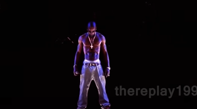 El holograma de Tupac actuando en el escenario