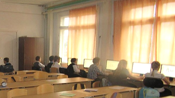 Ученики на уроке информатики